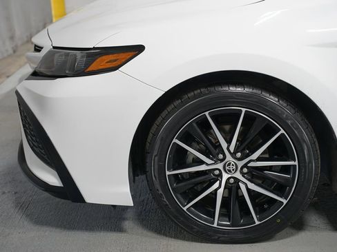 Certified 2021 Toyota Camry SE image 5