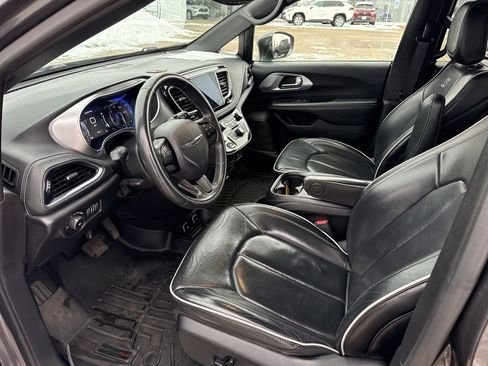 Used 2020 Chrysler Pacifica Limited image 8