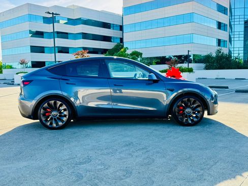 Used 2023 Tesla Model Y Performance AWD/4WD image 9