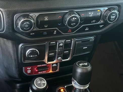Used 2024 Jeep Wrangler Unlimited AWD/4WD image 19