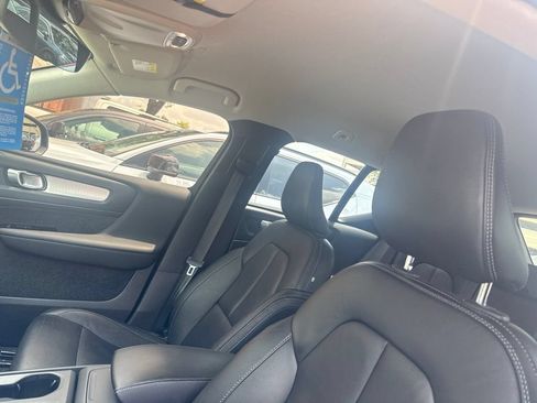 Used 2022 Volvo XC40 T5 Momentum AWD/4WD image 6
