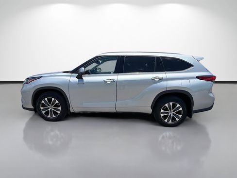 Used 2021 Toyota Highlander XLE AWD/4WD image 6