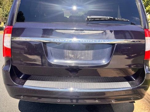 Used 2011 Chrysler Town & Country Touring-L w/ Entertainment Group #2 image 22