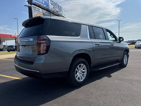 Used 2022 Chevrolet Suburban LT RWD image 7