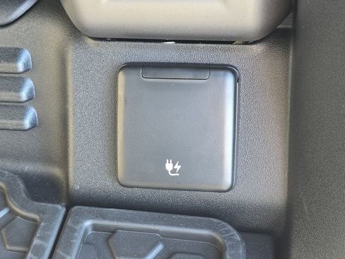 New 2026 Land Rover Defender 110 X-Dynamic SE image 13