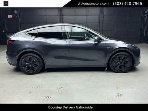 Used 2025 Tesla Model Y Long Range image 8