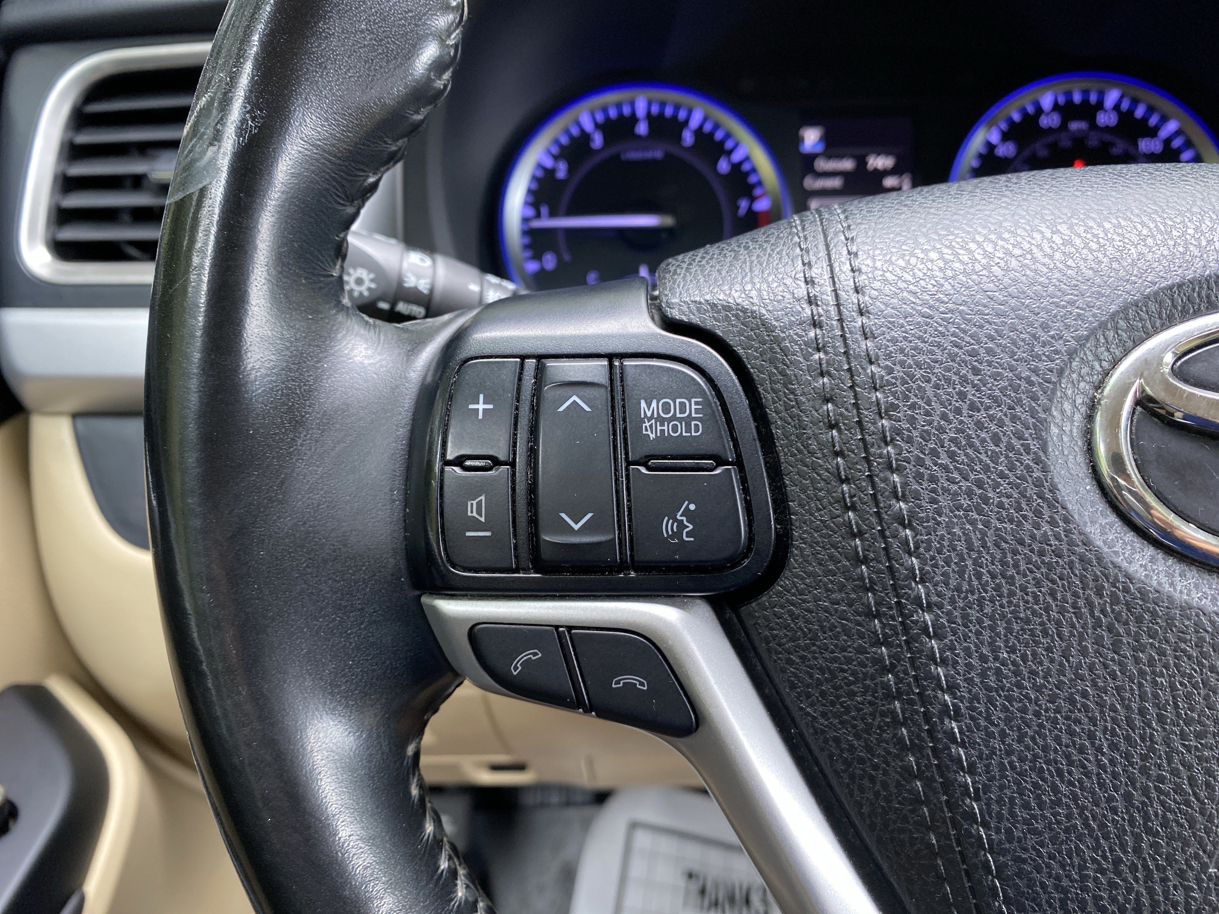 Used 2019 Toyota Highlander XLE FWD image 19