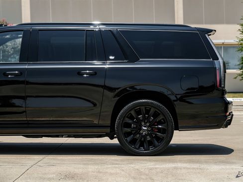 Used 2026 Cadillac Escalade ESV V w/ LPO, ONYX Package AWD/4WD image 9