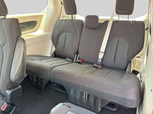 Used 2017 Chrysler Pacifica LX FWD image 12