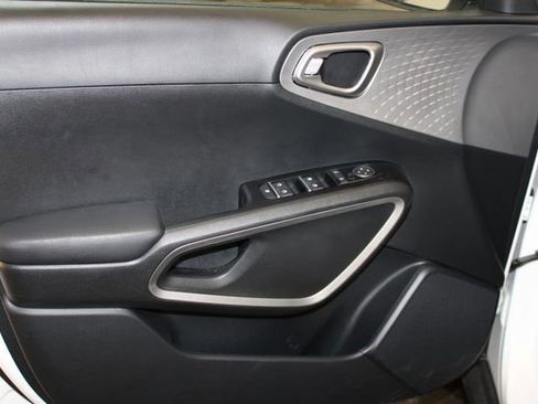 Used 2025 Kia Soul LX FWD image 26