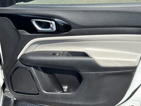 Used 2025 Jeep Compass Limited image 14