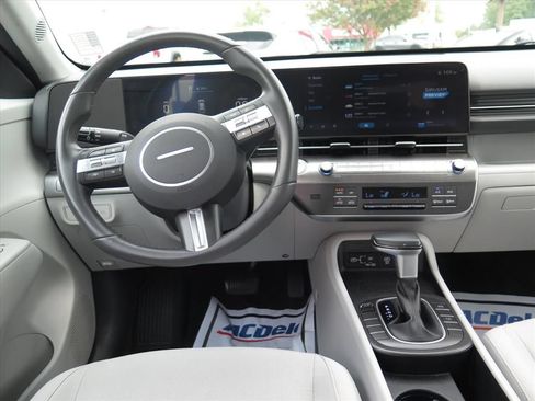 Used 2025 Hyundai Kona SEL FWD image 15