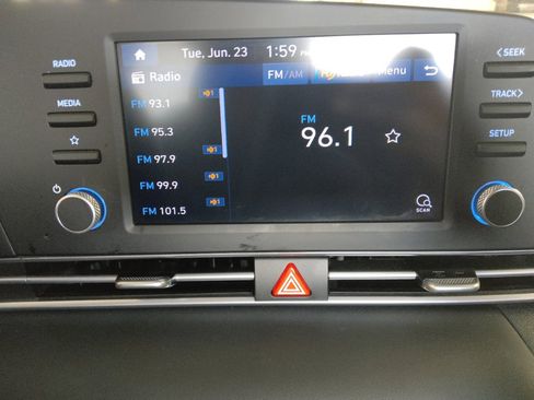 Used 2023 Hyundai Elantra SE FWD image 25