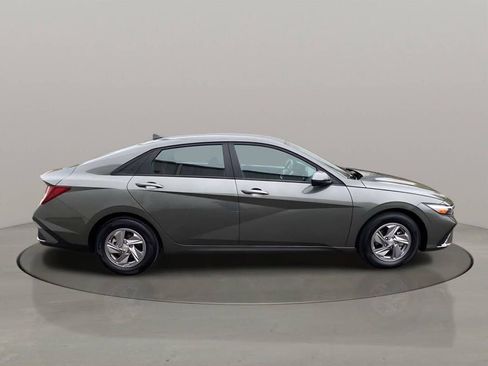 Used 2025 Hyundai Elantra SE image 6