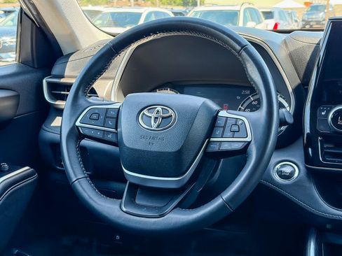 Used 2023 Toyota Highlander XLE FWD image 14