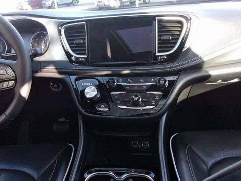 Used 2025 Chrysler Pacifica Limited image 3