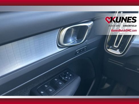 Used 2024 Volvo XC40 B5 Core image 31