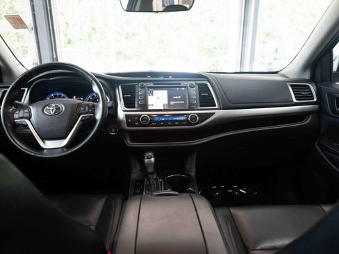 Used 2019 Toyota Highlander XLE AWD/4WD image 20