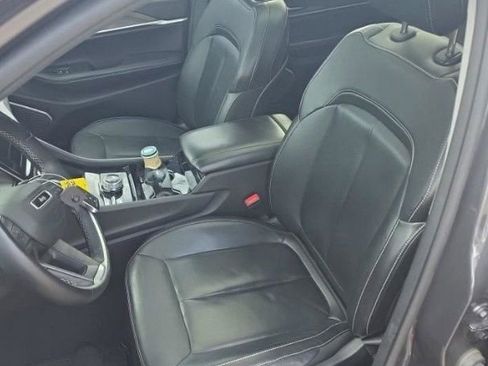 Used 2022 Jeep Grand Cherokee L Limited AWD/4WD image 3