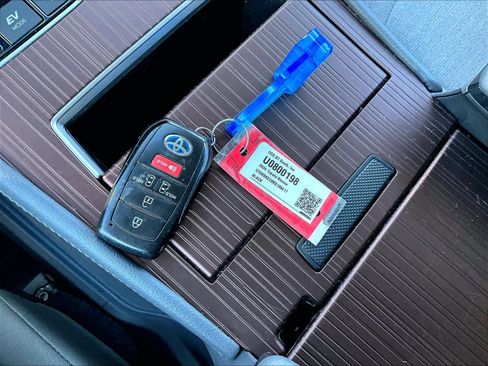 Used 2024 Toyota Sienna LE image 32