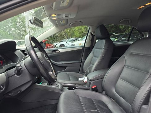 Used 2011 Volkswagen Jetta SEL image 2