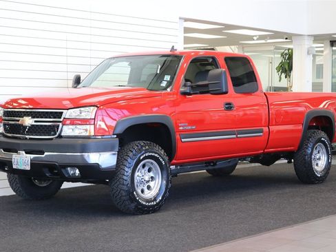 Used 2006 Chevrolet Silverado 2500 LT w/ Heavy-Duty Power Package image 1