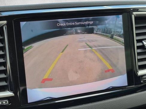 Used 2023 Chrysler Pacifica Touring-L FWD image 11