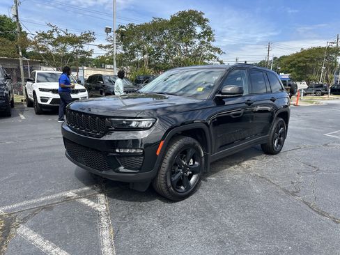 Used 2023 Jeep Grand Cherokee Limited w/ Black Appearance Package AWD/4WD image 5