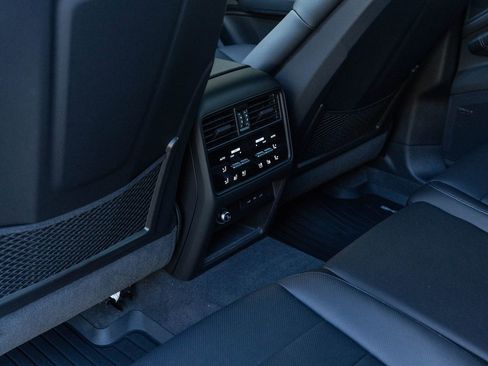 Certified 2025 Porsche Cayenne image 35