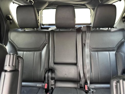 Used 2017 Land Rover Discovery SE image 15