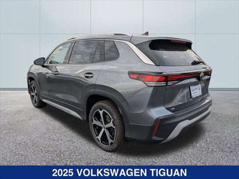 New 2025 Volkswagen Tiguan SE image 3