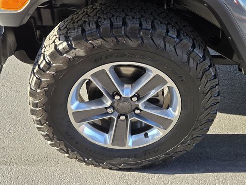 Used 2019 Jeep Wrangler Unlimited Sahara image 9