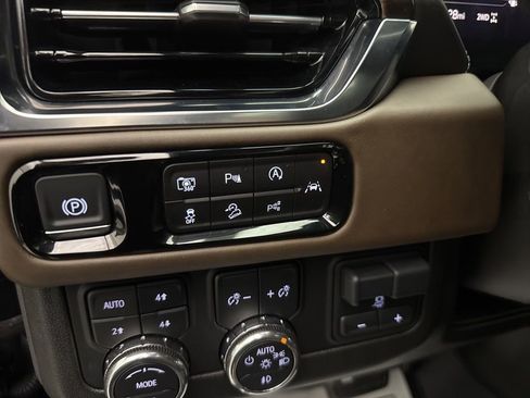Used 2025 GMC Yukon Denali Ultimate AWD/4WD image 29