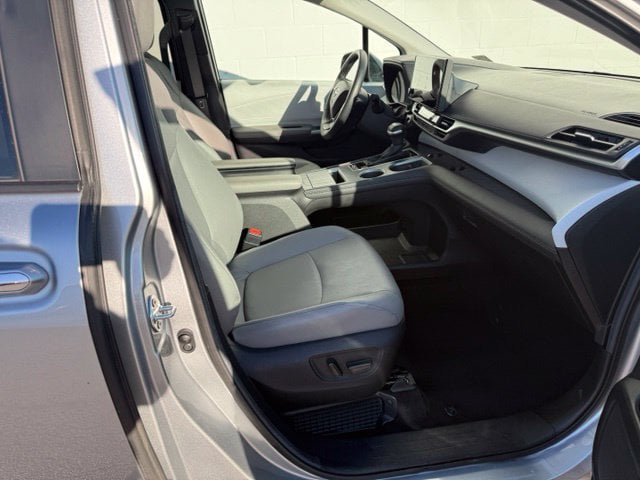 Used 2025 Toyota Sienna XLE FWD image 18