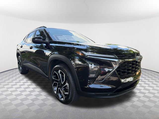 Used 2025 Chevrolet Trax RS w/ Sunroof Package FWD image 3