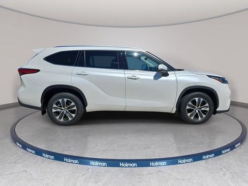 Used 2020 Toyota Highlander XLE AWD/4WD image 5