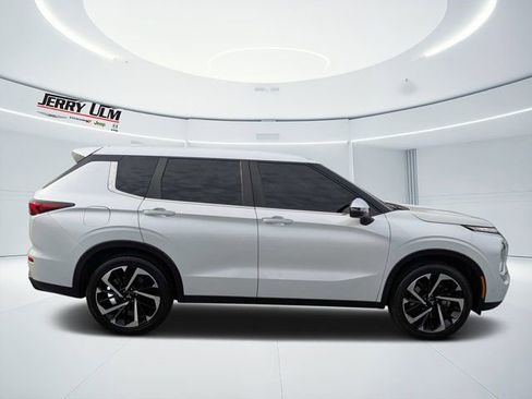 Used 2022 Mitsubishi Outlander ES AWD/4WD image 2