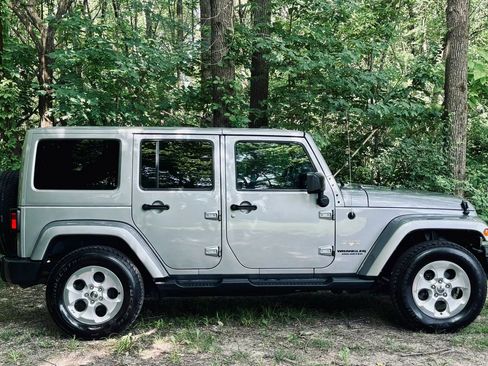 Used 2014 Jeep Wrangler Unlimited Sahara w/ Dual Top Group AWD/4WD image 7