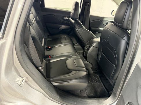 Used 2019 Jeep Cherokee Latitude Plus AWD/4WD image 23