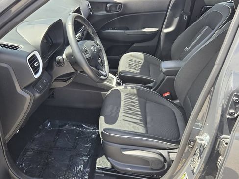 Certified 2025 Hyundai Venue Limited FWD image 10