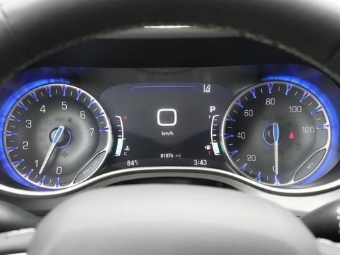 Used 2023 Chrysler Pacifica Touring-L FWD image 9