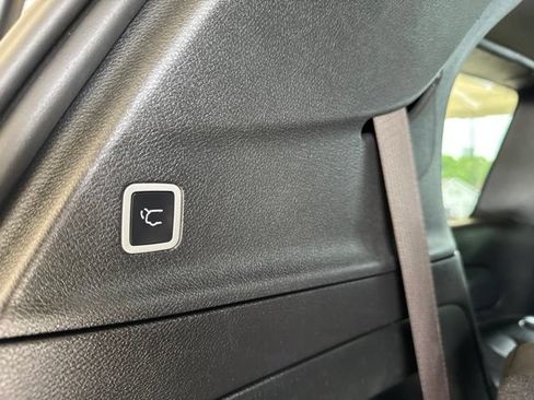Used 2023 Chrysler Pacifica Touring FWD image 36