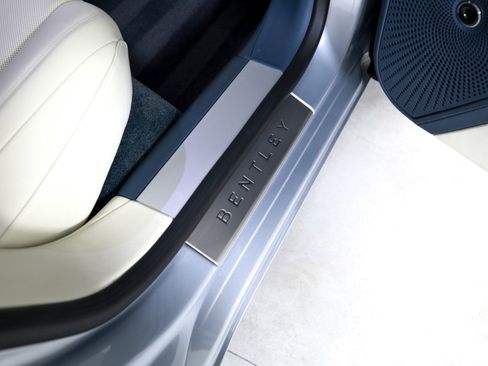 Used 2023 Bentley Flying Spur Plug-In Hybrid image 26