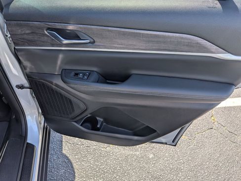 Used 2023 Jeep Grand Cherokee L Limited w/ Black Appearance Package image 31