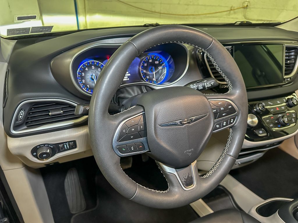 Used 2024 Chrysler Pacifica Touring-L FWD image 23