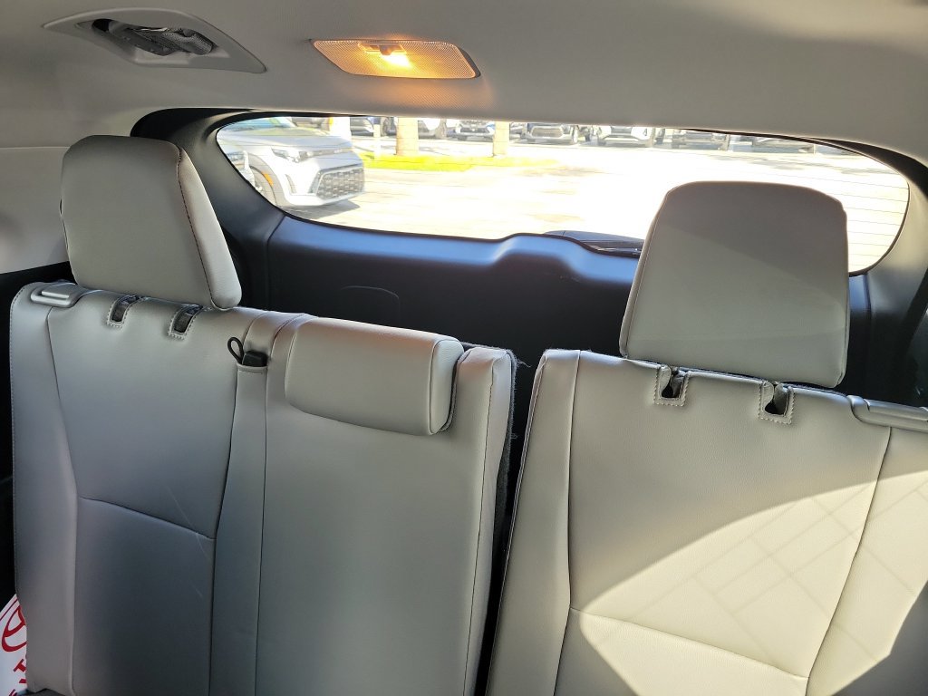 Used 2024 Toyota Highlander Limited FWD image 23