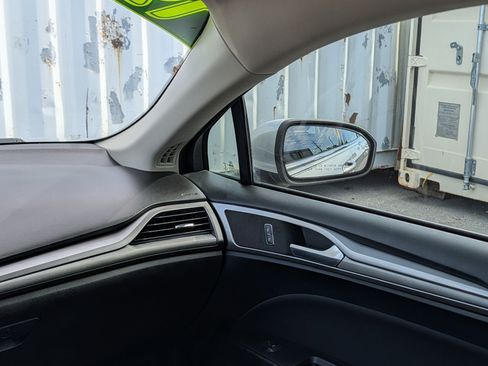 Used 2019 Ford Fusion SE FWD image 16