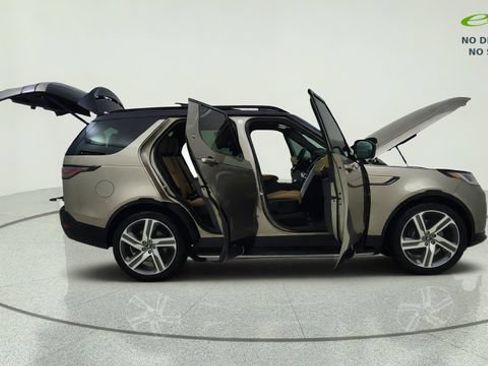 Used 2024 Land Rover Discovery Metropolitan Edition AWD/4WD image 11