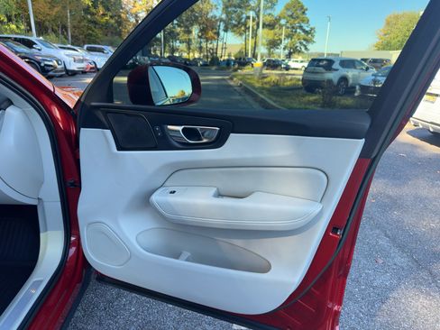 Used 2022 Volvo XC60 B5 Momentum w/ Advanced Package image 15