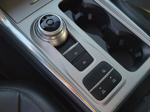 Used 2022 Ford Explorer XLT w/ Equipment Group 202A image 9